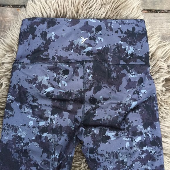 Old Navy black grey camo capris leggings - size M - Picture 6 of 6
